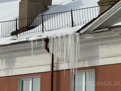 Мэр Шелест поручил бороться с сосульками на фоне оттепели в Омске