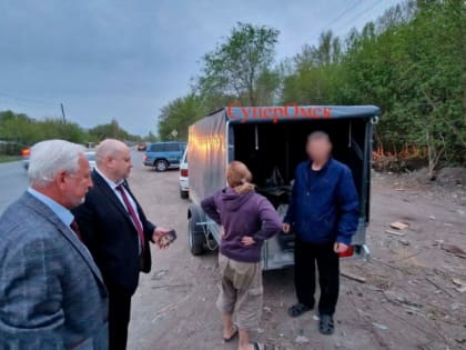 Мэр Омска Шелест застал семейную пару за незаконным выбросом строительного мусора