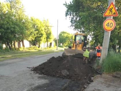 Дорожные рабочие в Омске, меняя асфальт, закапывают ливневки