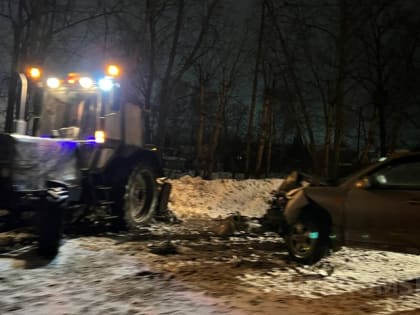 Под Омском кроссовер столкнулся с дорожной техникой