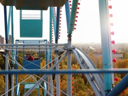 Из-за ветра и похолодания в омских парках не будут включать аттракционы