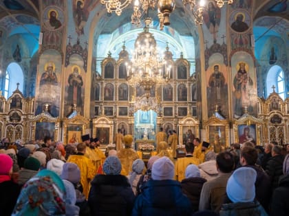 В Неделю 22-ю по Пятидесятнице митрополит Омский и Таврический Дионисий и митрополит Владимир совершили Литургию в соборе Воздвижения Креста Господня