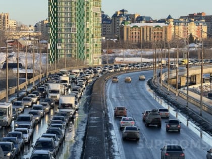 Предпраздничная пробка на Ленинградском мосту в Омске достигла небывалого масштаба