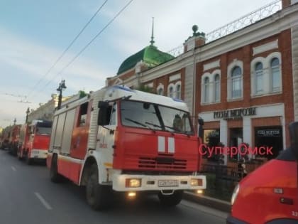 В центре Омска горело здание, где находится ресторан «Розы-Морозы»