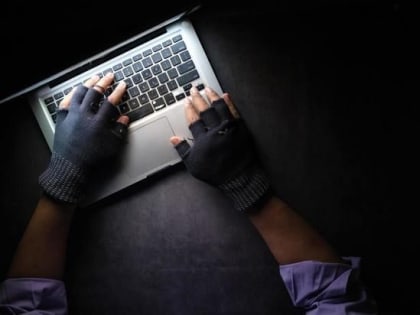 Подросток из Омска обманул красноярцев и списал с их карт 176 тысяч рублей