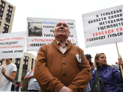 В Москве на согласованный митинг в поддержку Ивана Голунова вышли школьники и пенсионеры