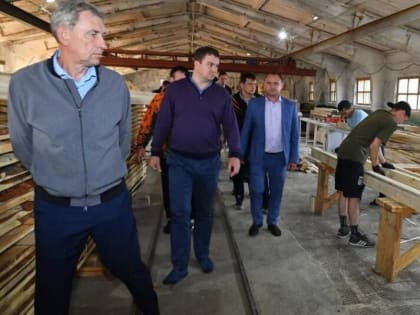 Виталий Хоценко оценил возможности лесоперерабатывающего предприятия «Альянс»