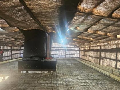 Памятник в омском парке Победы спрятали в «теплицу»