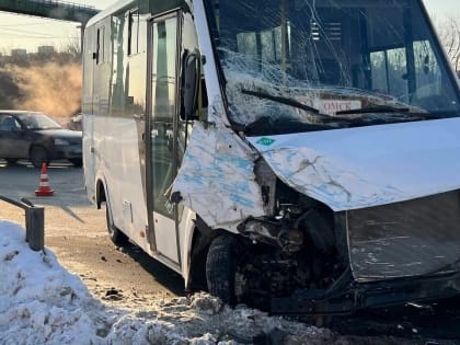 Трое в больнице. В Омске на Заозерной маршрутка столкнулась с трамваем