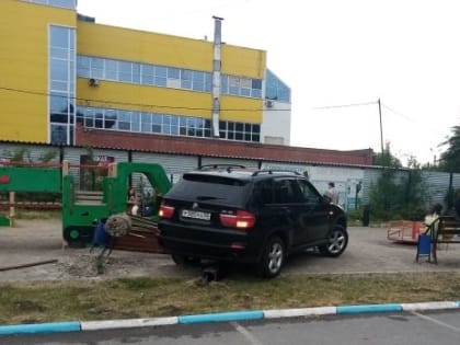 Автоледи на BMW протаранила детскую площадку