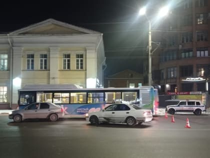 Автобус попал в аварию в Омске: пожилая женщина пострадала