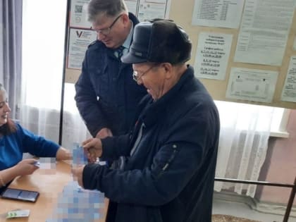 Владимир Корбут посетил избирательные участки Омска на старте голосования на выборах президента