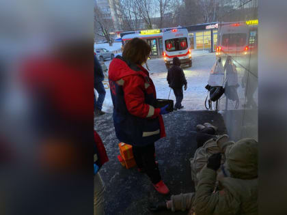 «Люди по привычке проходили мимо». В минздраве рассказали о случайном спасении омички «бабы Тани»