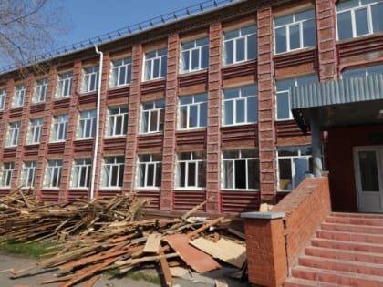 Депутат Игорь Антропенко возглавил контроль за ремонтом омской школы №75