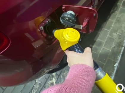 На 40 копеек дороже: в Омске подскочили цены на бензин