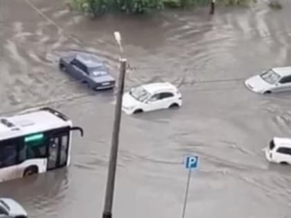 На Омск обрушился мощный ливень