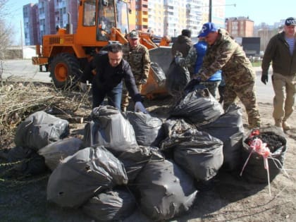 Мэр Омска Шелест вывел подчиненных на уборку мешков с мусором после субботника