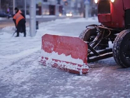 Перед Новым годом Омск активно очищают от снега и наледи