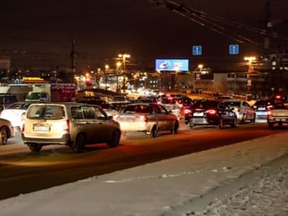 На Ленинградском мосту в первый день ремонта образовалась огромная пробка