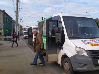 Водители омских маршруток требуют наличные за проезд стоя в салоне