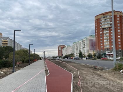 На Крупской в Омске сделали дорожку для бега вдоль дороги и поставили светофор