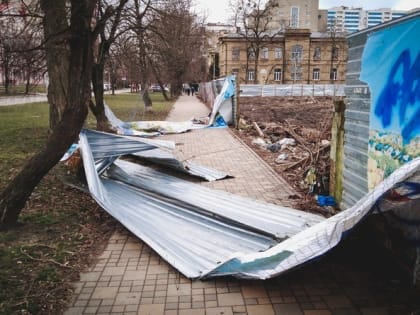 Поваленные деревья и сорванные крыши. Последствия шторма в Омске