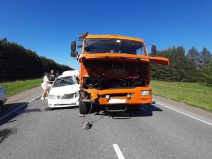 В тройном ДТП с КамАЗом на омской трассе пострадала 2-летняя девочка