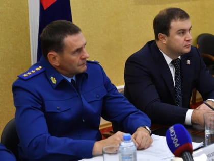  В Омске заместитель Генерального прокурора РФ Дмитрий Демешин и Губернатор Виталий Хоценко совместно провели приём граждан