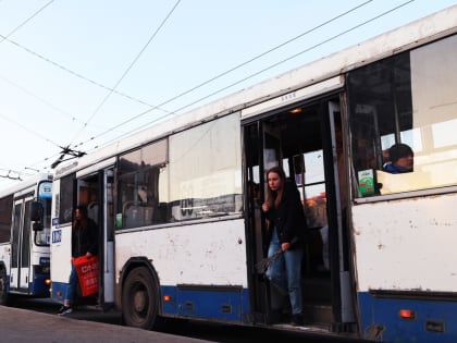 В Омске из-за перекрытий ко Дню молодежи автобусы будут работать по измененным схемам