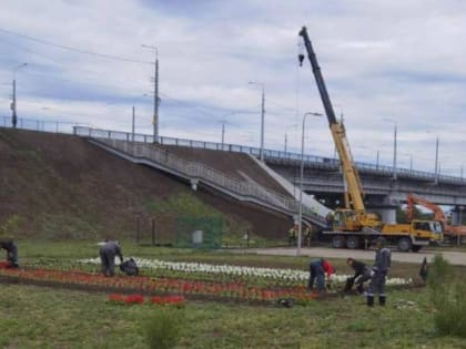 Насыпь у Ленинградского моста в Омске, где могли разрушиться тротуары, укрепили