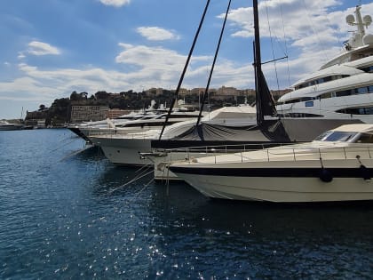 Омичи стали чаще покупать яхты и катера, но меньше самолетов и вертолетов