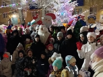 «Новый год стучится в двери»