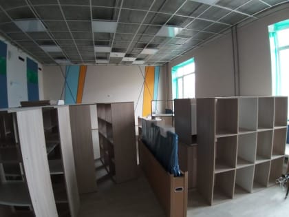 Школу на проспекте Космическом начали укомплектовывать учебной мебелью