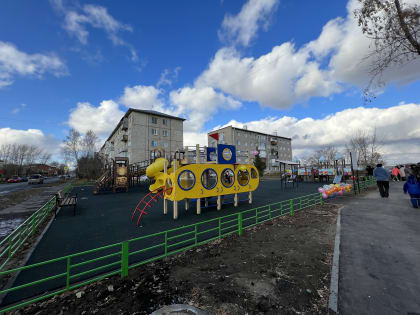 Спикер Омского горсовета Корбут открыл новую игровую площадку для детей десантников