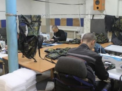 В Омске заключенные шьют чехлы для рыбацкого снаряжения