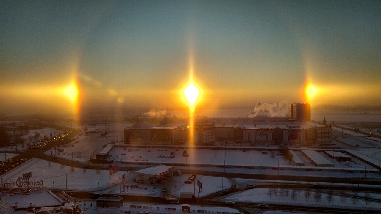 Солнечный 2 московский. Эффект гало три солнца. Солнечное гало три солнца. Паргелий (ложное солнце, три солнца). Гало паргелий.