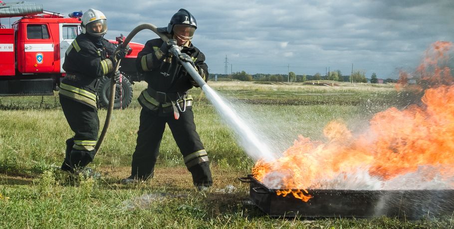 Пожарники омск. Пожарные тушат огонь в поле. Пожарные в поле. Пожарный тушит поле. Пожарные Омск.