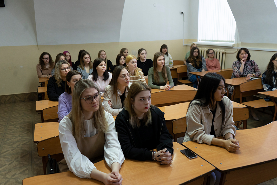 Университет проводит. Преподаватель и студент. Сибирский юридический колледж. Студенты колледжа. Встреча со студентами.