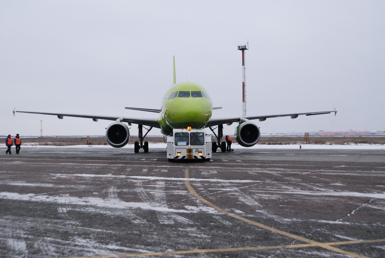 Рейс самолета омск. Посадка самолета в Омске. Аэропорт в Омске летное поле. Сургут Омск авиа. Рейс 5n 545 Санкт-Петербург Сочи.