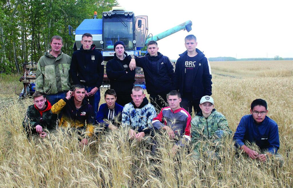 Ваша звезда павлоградский. Ваша звезда Павлоградка. Павлоградка Омск. РП Павлоградка Главная улица. Комбайн Енисей.