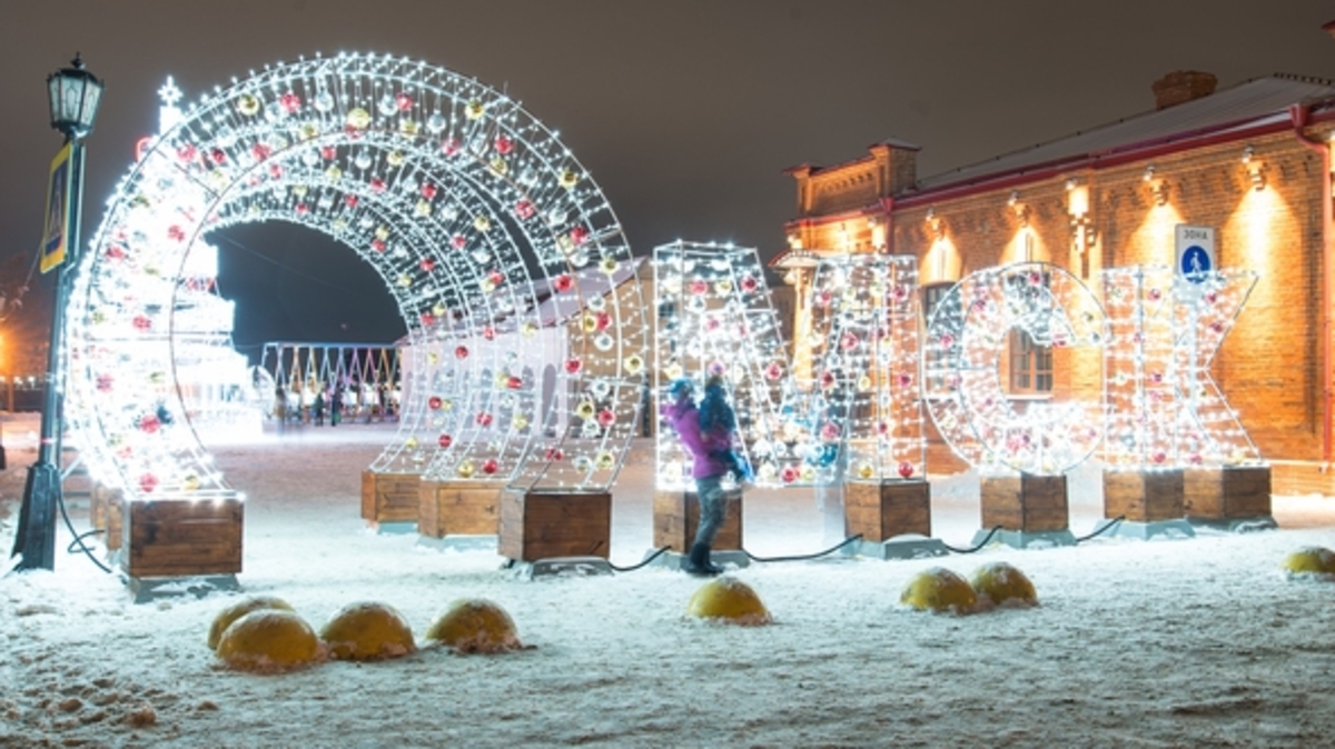 Новогодний омск куда сходить. Ледяной городок Омск 2022. Омск новый год 2022. Елка в Омске 2022. Украшения Омской крепости новый год 2022.