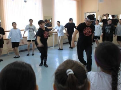 Учащиеся Детской школы искусств приняли участие в мастер-классе по корякскому танцу