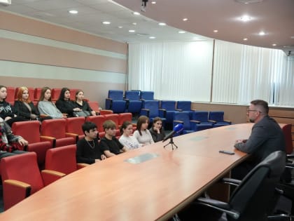 «Сессия у&nbsp;депутатов&nbsp;— тоже своего рода экзамен»: норильским студентам показали работу Горсовета