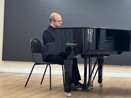 В Дудинке выступил пианист-виртуоз Алексей Набиулин