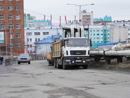 Дороги Дудинки очищают о грязи и песка