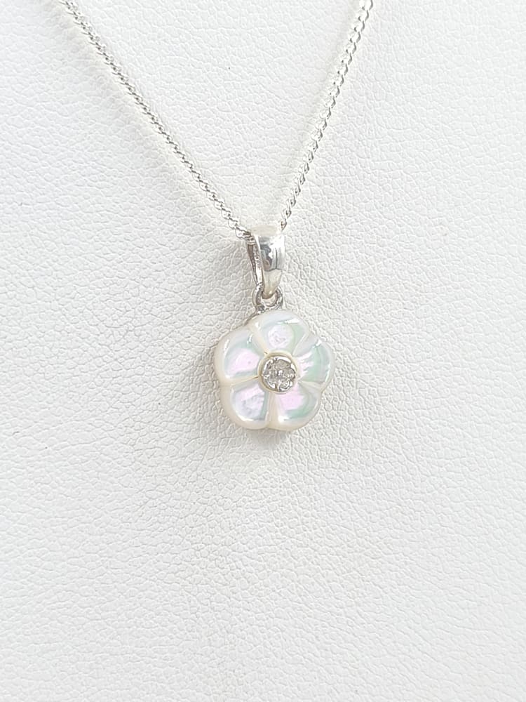 DIJE CON FLOR DE NÁCAR