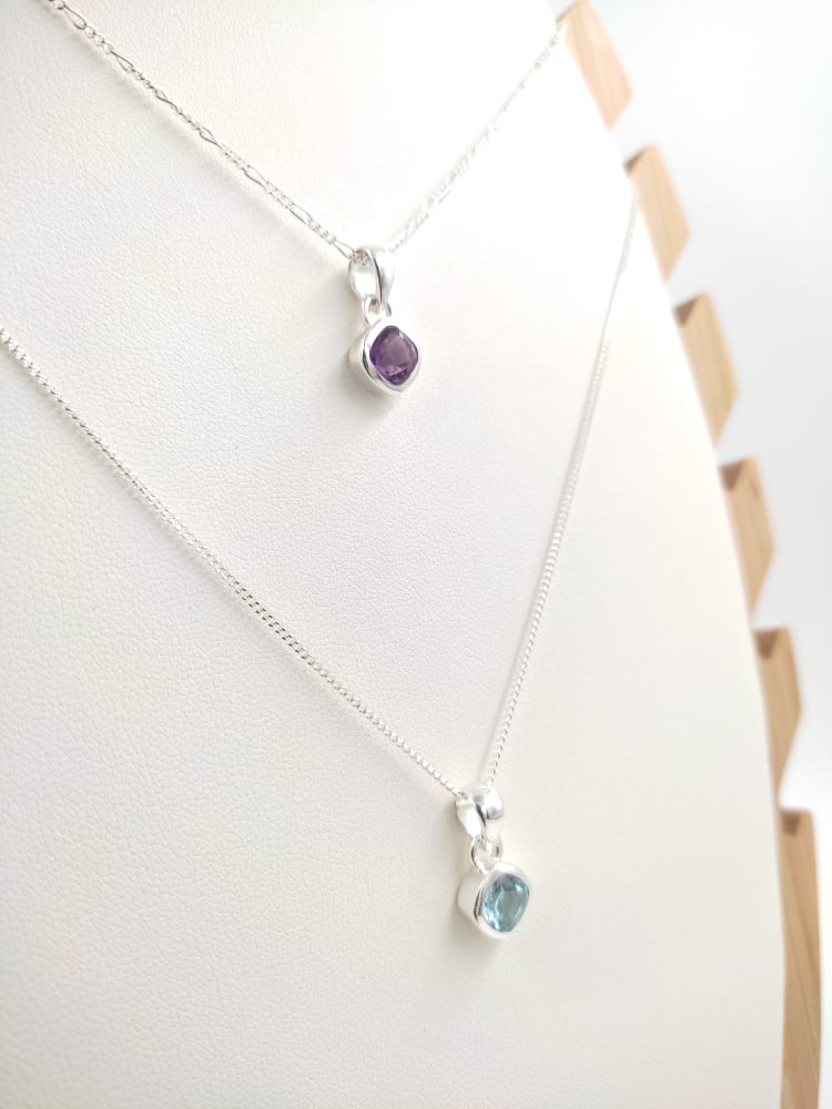 DIJES CON TOPACIO AZUL Y AMATISTA PUNTO LUZ