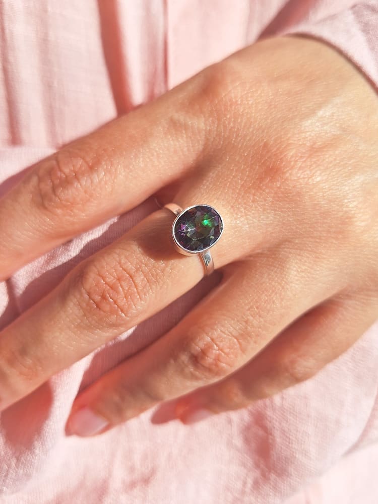ANILLO CON TOPACIO MÍSTICO