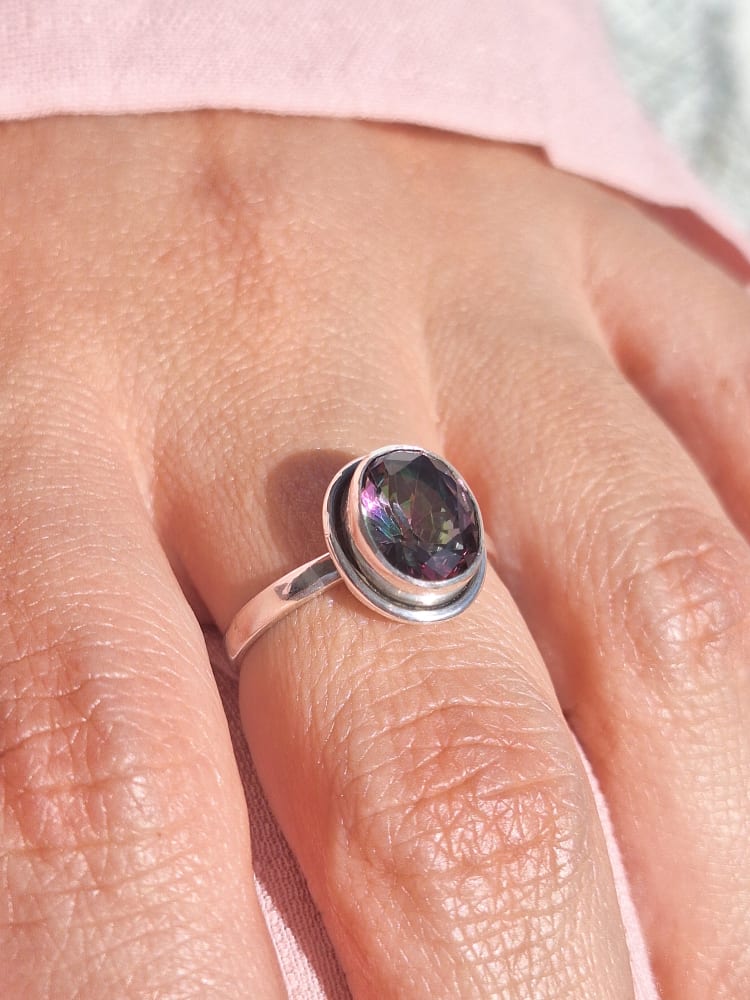 ANILLO CON TOPACIO MÍSTICO