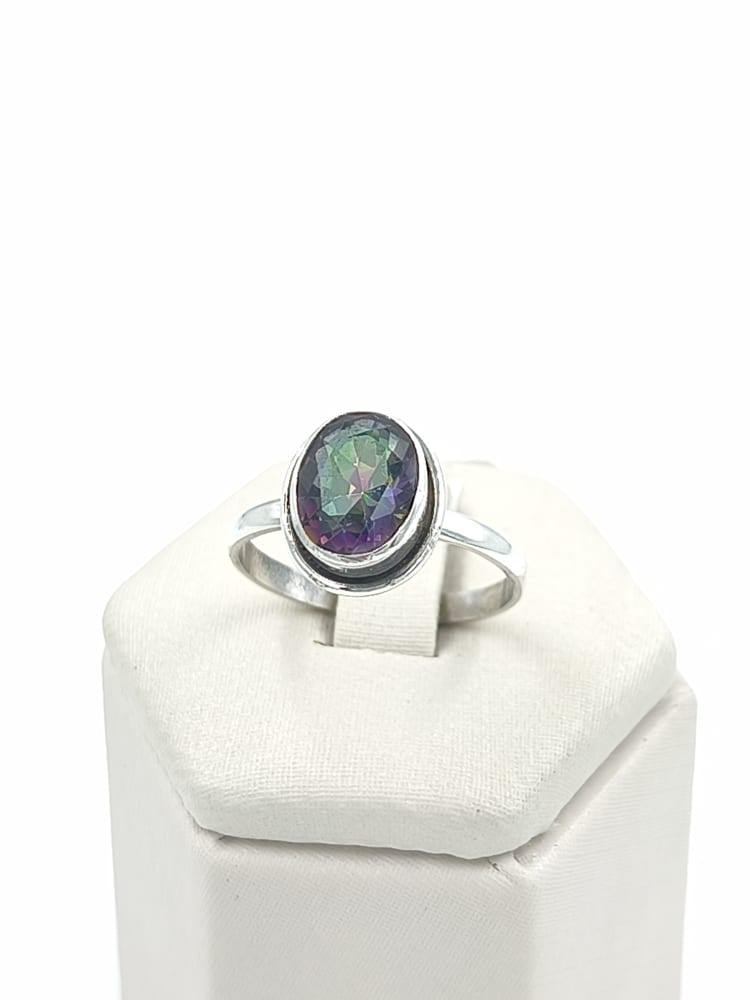 ANILLO CON TOPACIO MÍSTICO
